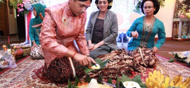 5 Proses Mitoni Yang Wajib Diketahui